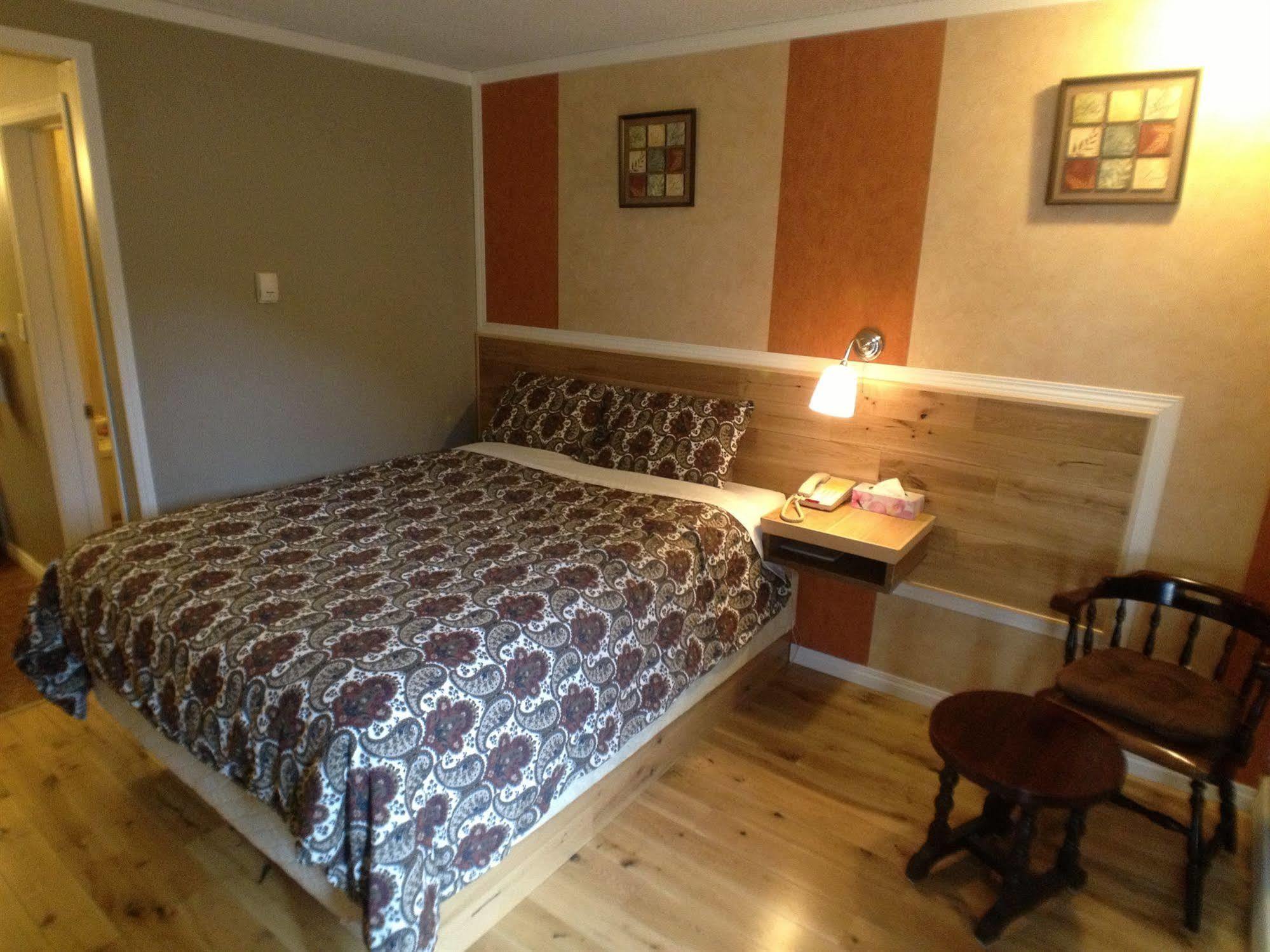Galaxy Motel St. Paul Buitenkant foto